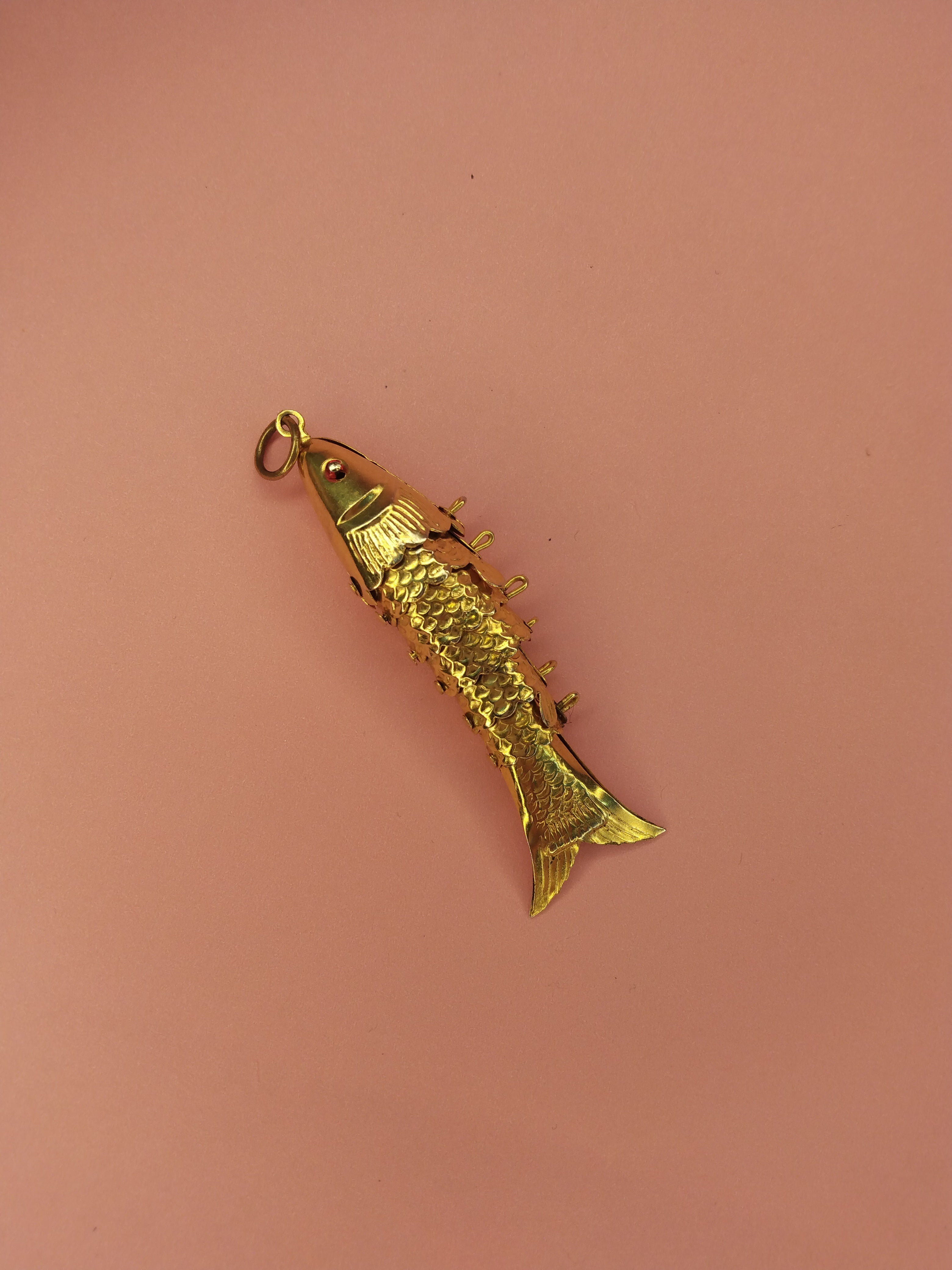 Vintage gold tone articulated fish pendant – rucklestreetvintage