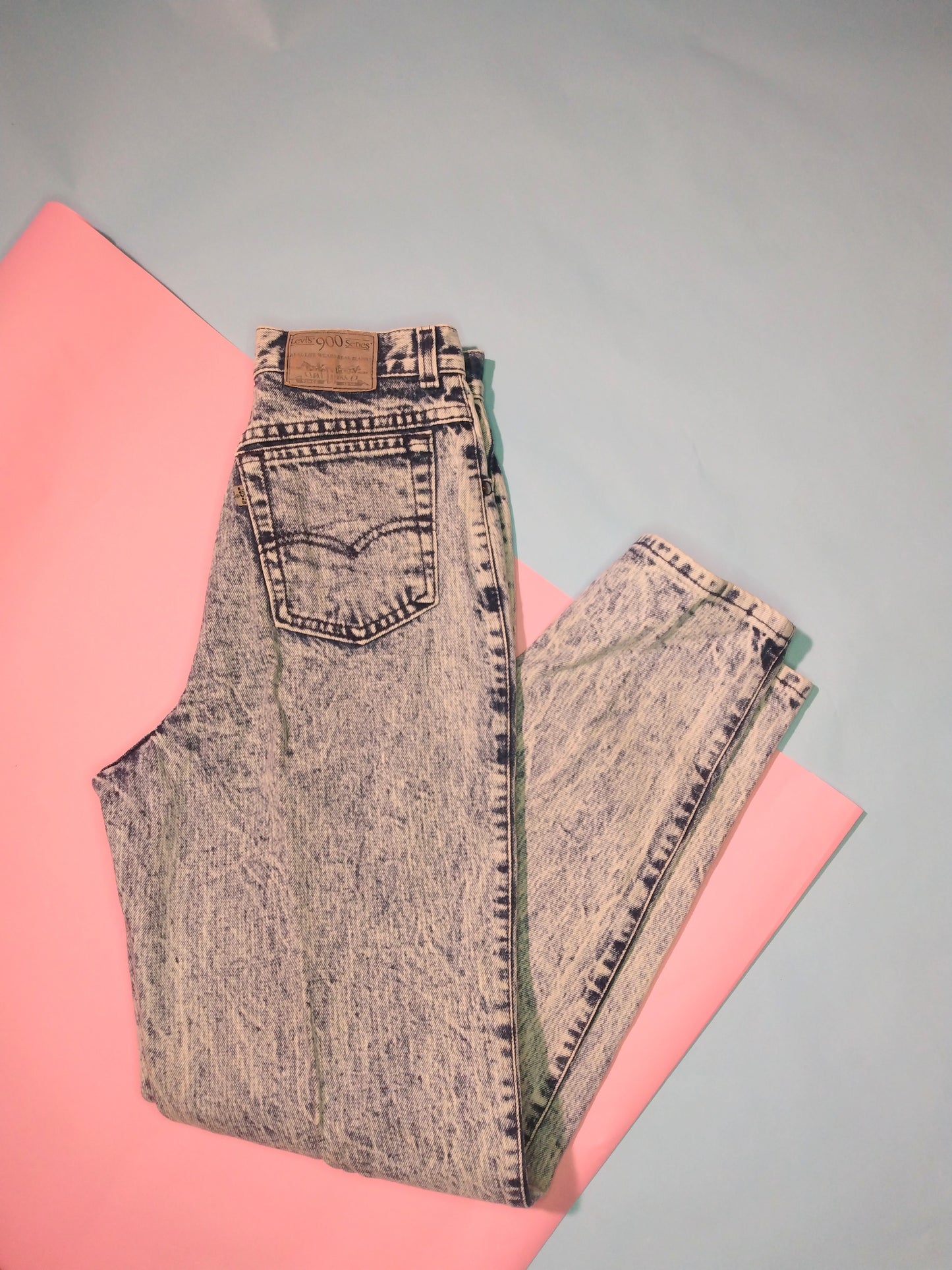 High-waisted acid wash Levi 900 series